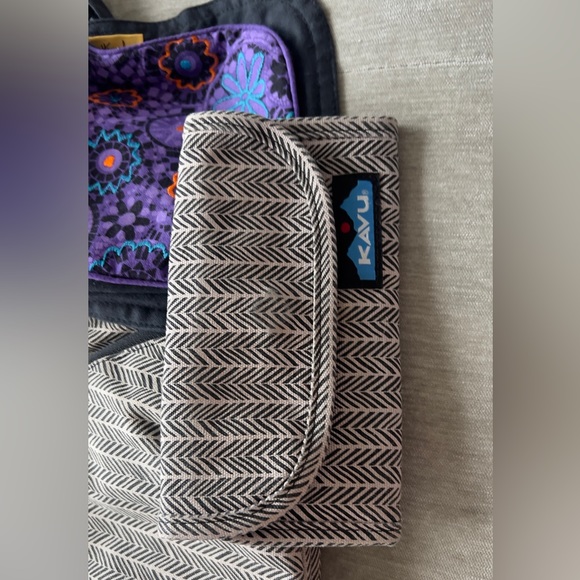 Bundle Kavu sling bags. Gently used. Selling as a bundle - Picture 2 of 8